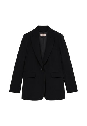 Schwarze Ein-Knopf-Blazerjacke mit Reverskragen, Klapptaschen und langen Ärmeln, vor einem weißen Hintergrund hängend.
