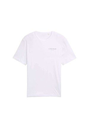 Balts kokvilnas T-krekls ar īsām piedurknēm, apaļu kakla izgriezumu un mazu drukātu logo kreisajā krūšu rajonā. Gluda tekstūra, ikdienišķs dizains.