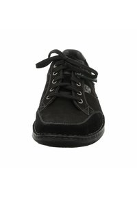 Černé semišové šněrovací boty s hladkým povrchem, výrazným prošitím, kulatou špičkou a gumovou podrážkou. Klasický design s funkčními šněrováním.