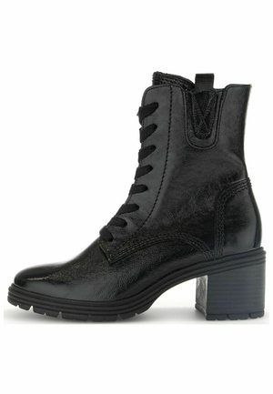 Bottes noires à chevilles avec une finition en cuir brillant, bout rond, devant à lacets et un talon bloc. Design texturé avec des accents de couture visibles.