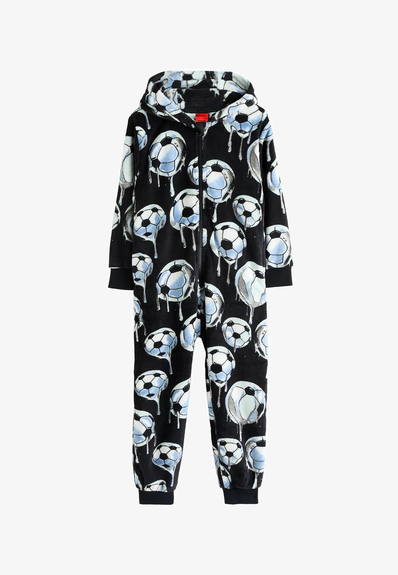 Fekete bolyhos overall, amelyen kék és fehér foci labdák ismétlődő mintázata látható, csepegő részletekkel. Kapucnival és cipzárral rendelkezik.