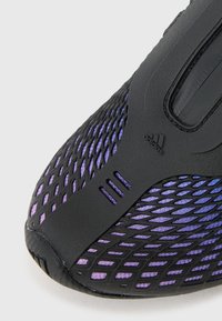 Μαύρο αθλητικό παπούτσι με υφασμάτινο επάνω μέρος που έχει υφή και μοβ κλίση. Περιλαμβάνει σήμα Adidas και λείο καουτσούκ σόλα.