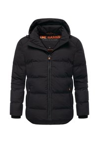 Svart puffjacka med huva, med dragkedja framtill, ribbade mudd och subtil horisontell sömnad. Inuti finns en orange etikett.