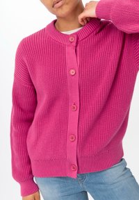Cardigan de punto de color rosa brillante con un patrón texturizado, cuello redondo y cinco botones a juego en el frente. Puños y dobladillo acanalados.