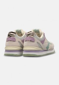 Sneakers met een pastelkleurenpalet, voorzien van mesh en suede materialen, accenten in zebraprint en een gevoerde zool met gelaagde kleuren.