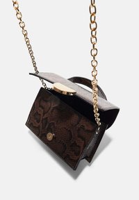 Borsa a tracolla con motivo a serpente marrone, dotata di una catena dorata e chiusura a scatto, caratterizzata da una superficie testurizzata e chiusura a patta.
