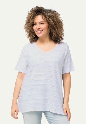 T-shirt azzurro chiaro con scollo a V e maniche corte, caratterizzato da una texture a righe orizzontali. Realizzato in tessuto morbido, ha una vestibilità ampia con un design casual.