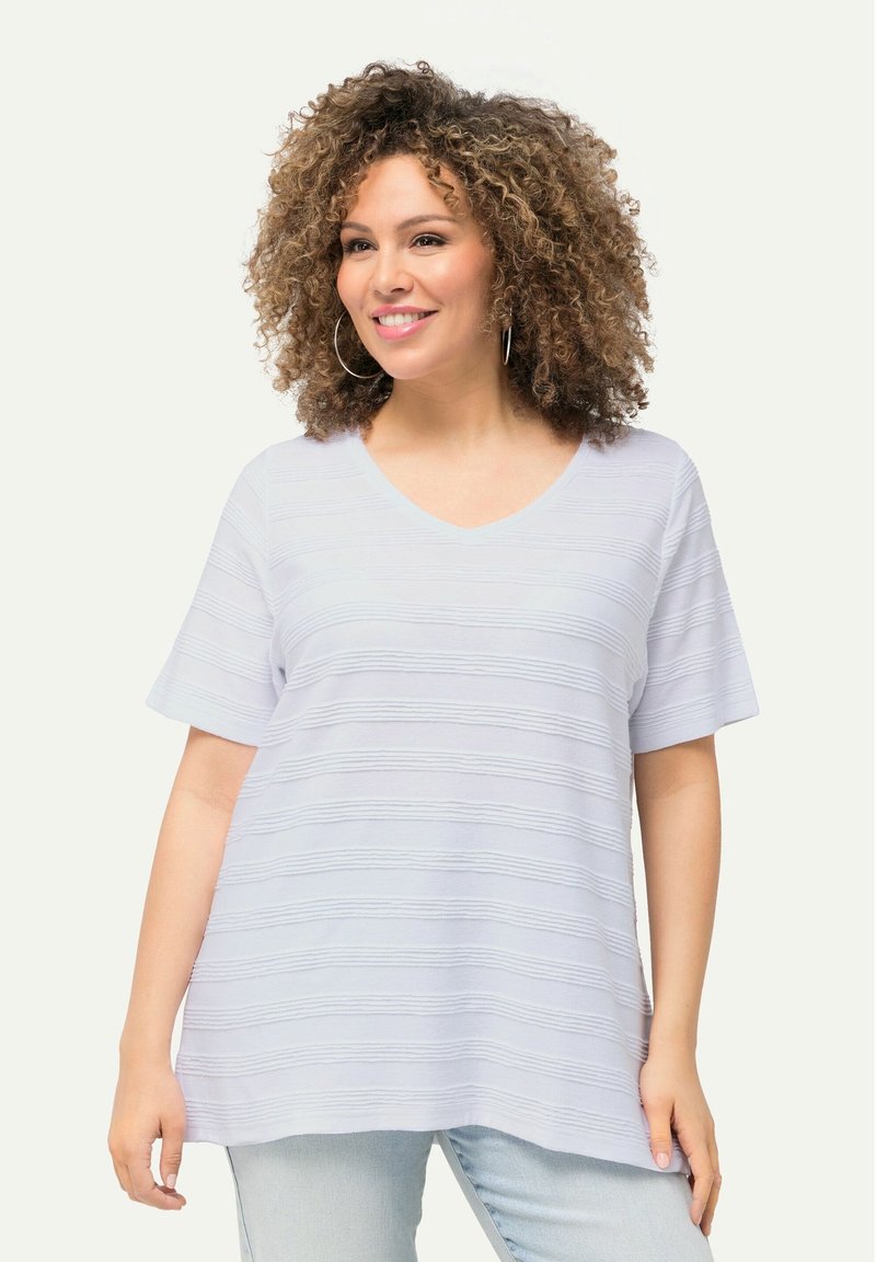 Lichtblauw V-hals T-shirt met korte mouwen, featuring een horizontale streeptextuur. Gemaakt van zacht materiaal, losse pasvorm met een casual design.