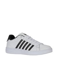 Fehér sneaker szintetikus anyagból, fekete csíkokkal, kerek orral, lapos gumitalppal és fűzős elülső kialakítással.