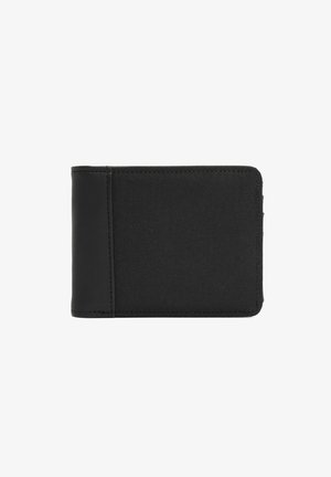 Musta suorakulmainen lompakko, jossa on sileä vasen sivupaneeli ja teksturoitu kangaskappale valkoista taustaa vasten, suljettuna ja tasaisesti makuulla.