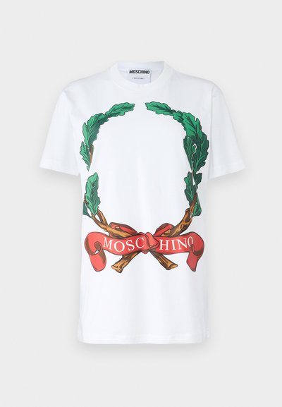 Bílý bavlněný tričko s grafikou zeleného vavřínového věnce a červenou stuhou, text "MOSCHINO" v bílém, centrální design, krátké rukávy.