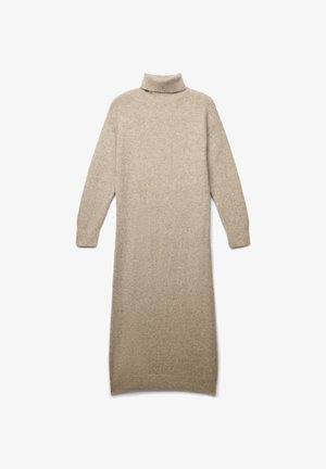 Abito color beige con collo alto realizzato in un morbido tessuto testurizzato. Maniche lunghe e una vestibilità rilassata che arriva a metà polpaccio. Nessun motivo o dettaglio visibile.