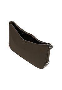 Borsa a tracolla in pelle marrone con chiusura a zip, texture liscia e un anello in metallo argentato come punto di accentazione sul lato. Interno nero.