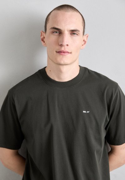 NN.07 ADAM EMB - T-shirts - khaki