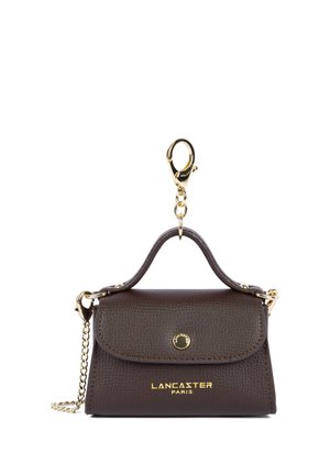 Mini sac à main en cuir marron foncé avec fermoir doré, bandoulière chaîne, poignée supérieure et logo Lancaster Paris embossé en or.