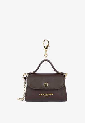 Mini sac à main en cuir marron foncé avec fermoir doré, bandoulière chaîne, poignée supérieure et logo Lancaster Paris embossé en or.