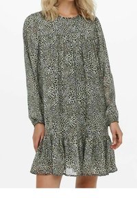 Vestido de manga larga en tela ligera y transparente con estampado de leopardo verde y negro, cuerpo fruncido y dobladillo con volantes.