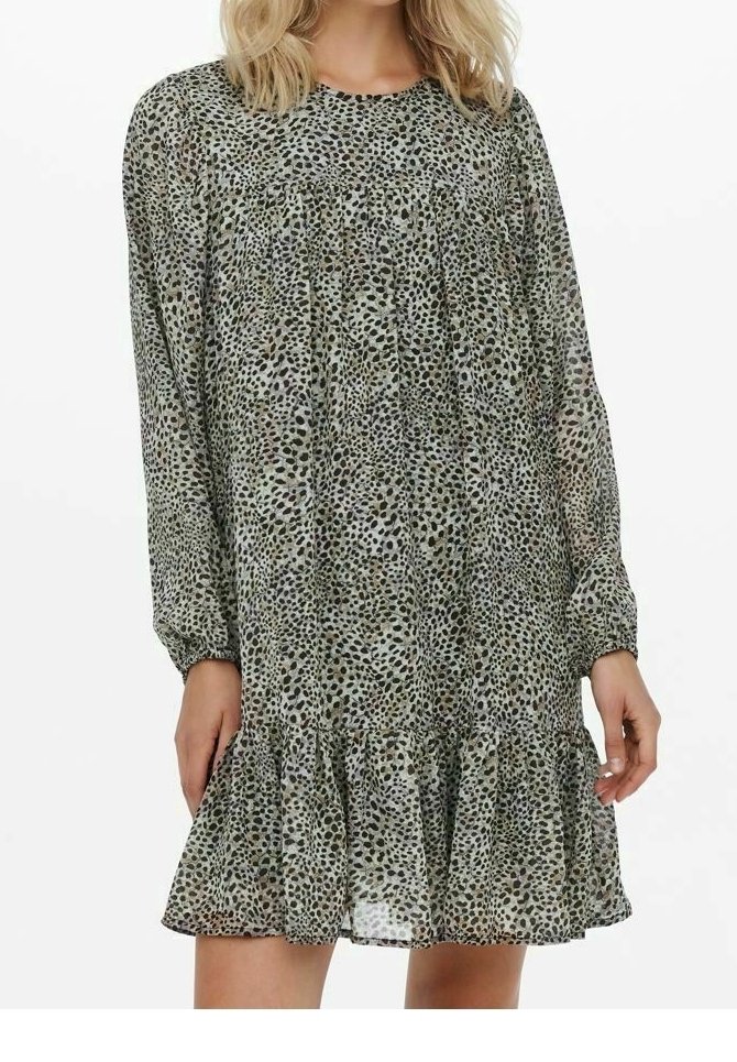Vestido de manga larga en tela ligera y transparente con estampado de leopardo verde y negro, cuerpo fruncido y dobladillo con volantes.
