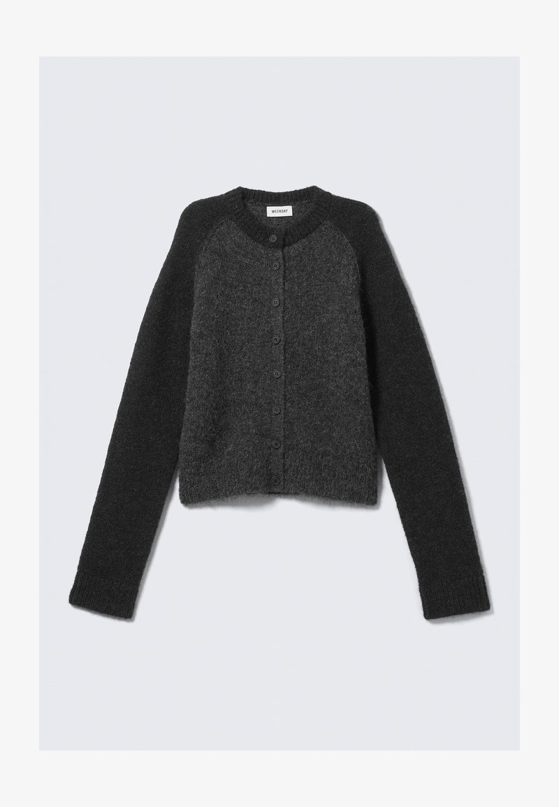 Donkergrijze cropped cardigan gemaakt van zachte wol, met een ronde halslijn, lange raglanmouwen en zes knopen aan de voorkant. Geverfde textuur.
