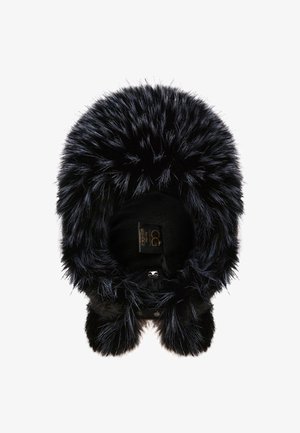 Căciulă neagră din blană artificială cu un design gros și pufos. Interiorul este căptușit cu țesătură moale și dispune de un eticheta. Accentele includ un sistem de închidere cu buton.