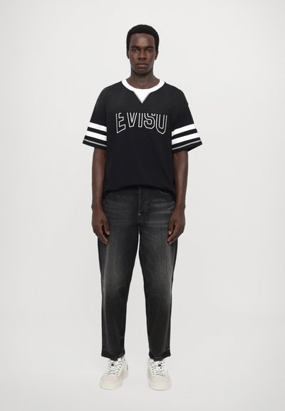 Evisu FRONT AND BACK PANELING AND CONTRAST STITCH - Triko s potiskem - black