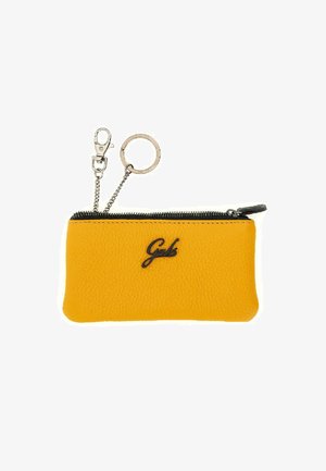 Borsa in pelle gialla con finitura testurizzata, zip nera e catena. Dotata di moschettone e attacco per portachiavi. Logo in blu scuro.
