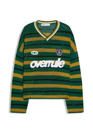 Grün und gelb gestreifter Mesh-Pullover mit langen Ärmeln und V-Ausschnitt, weißer Schriftzug „avenue“ über der Brust und zwei kleinen Logos nahe dem Halsausschnitt.