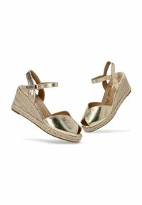 Sandalias cuña metálicas doradas con punta cerrada, correa en el tobillo y suela de yute. La textura es suave con un acabado brillante.