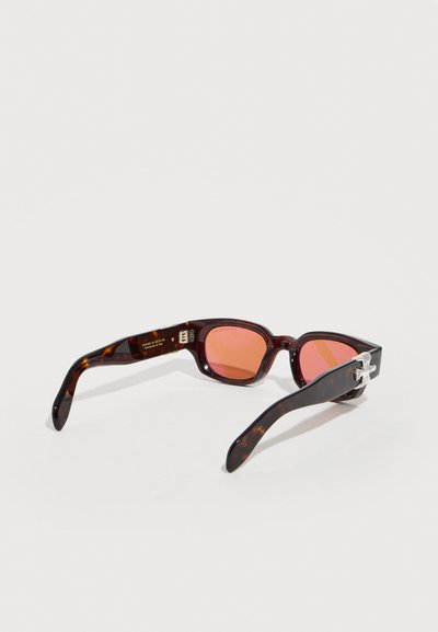 Ορθογώνια γυαλιά ηλίου με μοτίβο χελώνας, φακούς με ροζ απόχρωση και ασημένια λεπτομέρεια άρθρωσης στα πλαϊνά, ανοιχτά πάνω σε λευκή επιφάνεια.