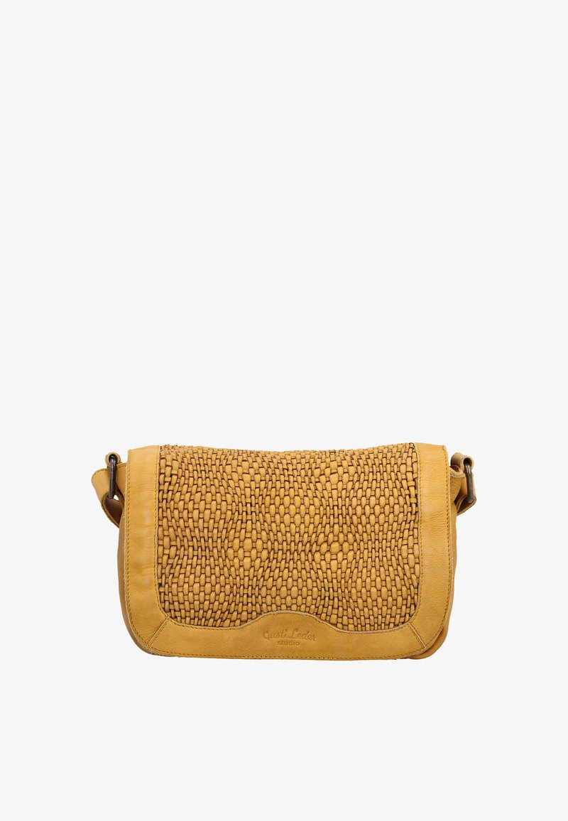 Torbica z naramnim trakom iz rjavega usnja z vtkanim sprednjim poklopcem in nastavljivim trakom, s subtilnim vtisnjenim logotipom blagovne znamke na spodnjem sredini.