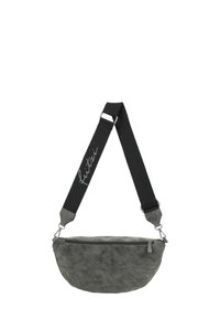 Borsa a tracolla in finta suede grigia, di forma curvata, dotata di una tracolla nera regolabile e di una chiusura a zip argentata. Logo stampato sulla tracolla.