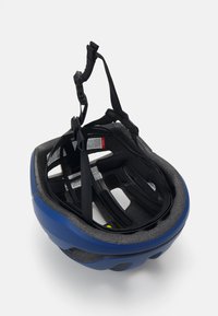 Casco da bicicletta blu con cinturini regolabili neri, imbottitura interna a trama e fori di ventilazione. L'interno presenta etichette di sicurezza.