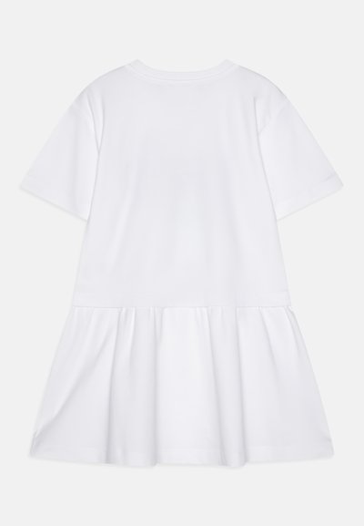 Vestido blanco de manga corta con falda fruncida. Tejido suave, escote redondo y dobladillo recto. Diseño minimalista sin patrones.