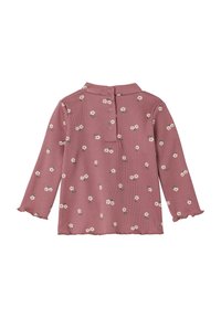 Rippstrick Langarmshirt in staubigem Rosa mit weißen Blumenmustern, mit einem kleinen Kragen und Knopfverschluss hinten.