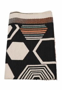 Coperta intrecciata con un motivo geometrico di esagoni e strisce nei colori nero, beige, arancione e verde. Tessuto morbido, spessore medio.