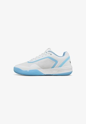 Zapatilla deportiva blanca con acentos en azul claro, parte superior de malla, suela plana y suela de goma texturizada. Presenta un diseño minimalista.