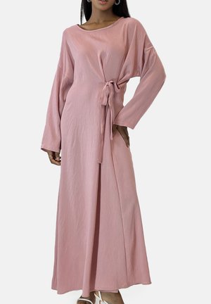 Rosa Maxikleid mit langen Ärmeln, leichtem Stoff, Seitenschlitz und einer Schleife an der Taille für eine verstellbare Passform. Glatter, fließender Stoff.