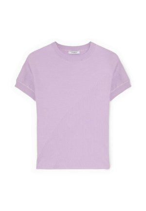 Krátký rukáv lila žebrovaný pletený top s diagonálním a horizontálním texturovaným vzorem a kulatým výstřihem.