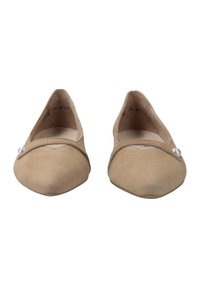 Ballerines en suede beige avec un bout pointu, une sangle décorative avec un petit accent en perle, et une texture douce.