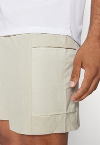 Under Armour TRAIL RUN SHORTS - Športové šortky - khaki base/silt/reflective