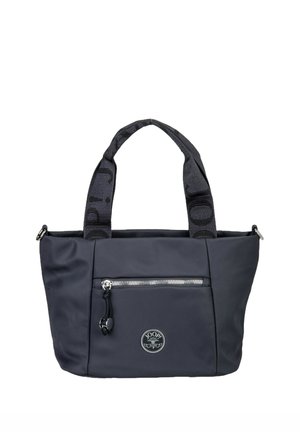 Sort Joop Jeans håndtaske med dobbelte stofhåndtag, front lynlåslomme og cirkulært logo-patch på en ensfarvet hvid baggrund.
