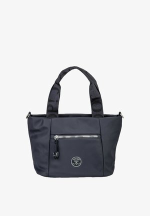 Sort Joop Jeans håndtaske med dobbelte stofhåndtag, front lynlåslomme og cirkulært logo-patch på en ensfarvet hvid baggrund.