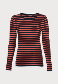 T-shirt a maniche lunghe, con scollo rotondo, di colore blu navy con righe orizzontali rosse. Presenta un piccolo logo sul petto. Tessuto di cotone morbido e elasticizzato.
