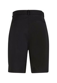 Shorts noirs avec une ceinture, dotés de deux poches arrière. Fabriqués en tissu lisse, conçus avec une coupe droite et un ajustement à longueur de genou.