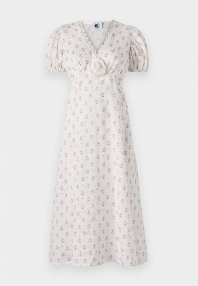 Balta ziedu kleita ar puff piedurknēm, V veida kakla izgriezumu un auduma ziedu detaļu jostasvietā. Tekstūrēts audums ar nelieliem rozā ziedu rakstiem.