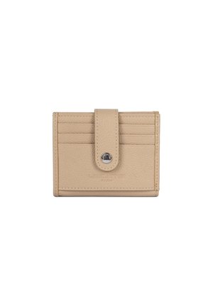 Beige leren kaartenhouder met een gestructureerde afwerking, zes kaartenlades, een drukknoopsluiting en een reliëfbranding aan de voorkant.