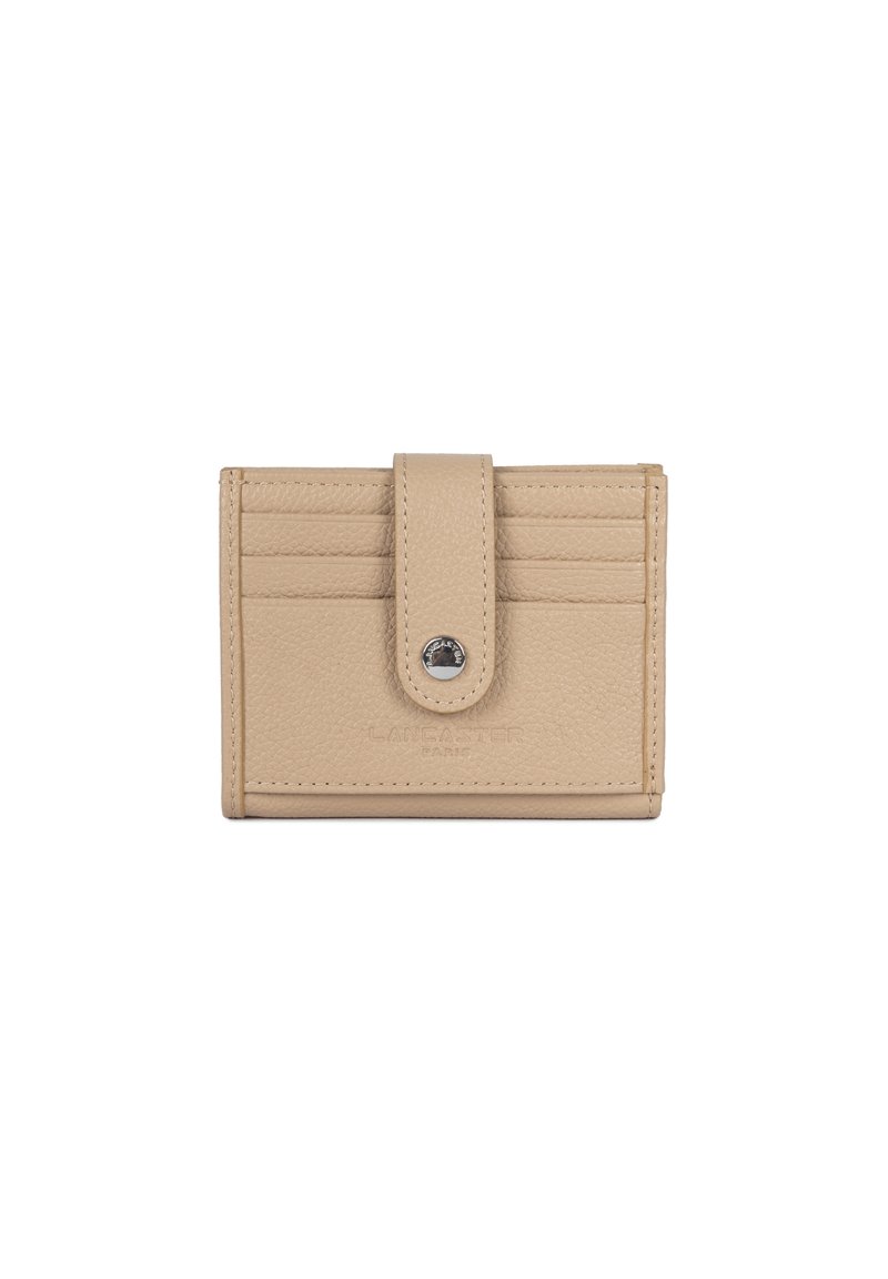 Portafoglio in pelle beige con finitura texturizzata, sei scomparti per carte, chiusura a scatto e marchio impressa sul fronte.