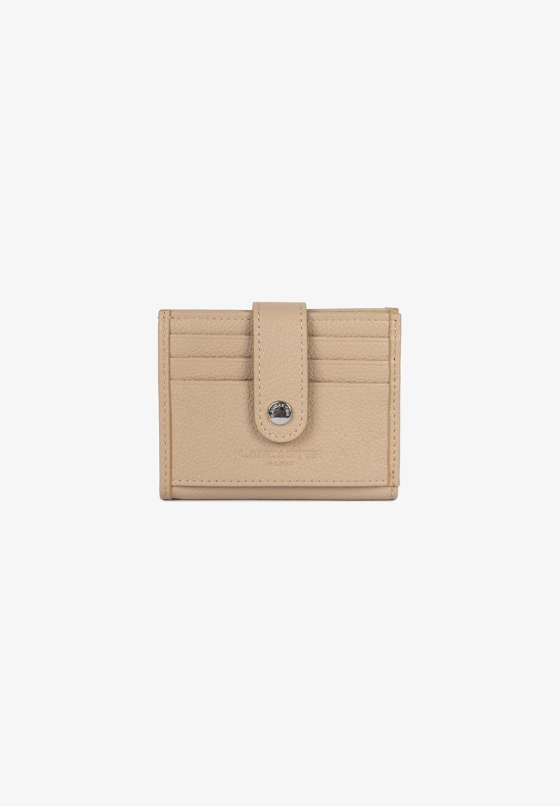 Portafoglio in pelle beige con finitura texturizzata, sei scomparti per carte, chiusura a scatto e marchio impressa sul fronte.