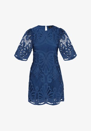 Tengerészkék csipke ruha puffos ujjal, kidolgozott virágmintákkal és kulcslyuk hátsó nyitással. Textúrált anyag és illeszkedő sziluett.
