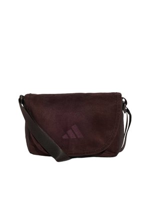 Brązowa zamszowa torba na ramię z klapą i regulowanym paskiem, z subtelnym logo Adidas na przedniej klapie.